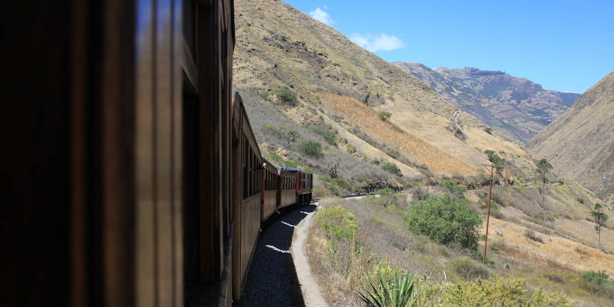 UItzicht vanuit de trein naar de Narez del Diablo